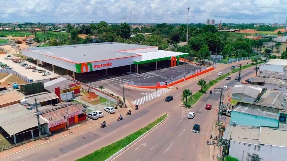 Vista aérea da loja da Mercale na Avenida Ceará, em Rio Branco, com o estacionamento e a avenida movimentada em frente