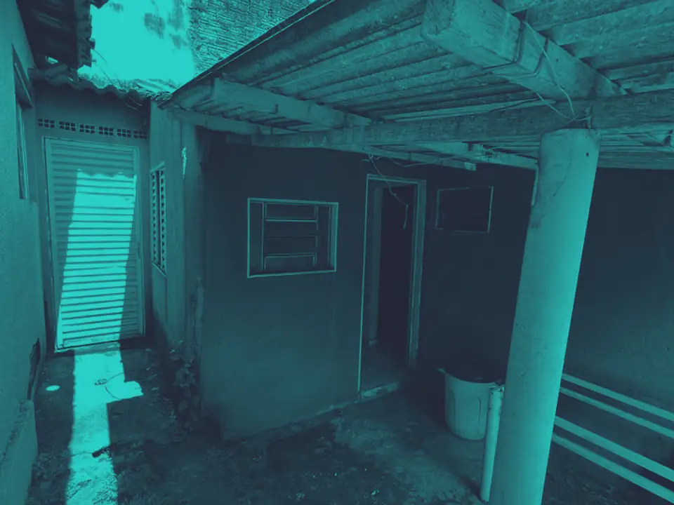 Área coberta nos fundos da casa onde a Prado Tecnologia começou, com a porta do cômodo que servia de escritório